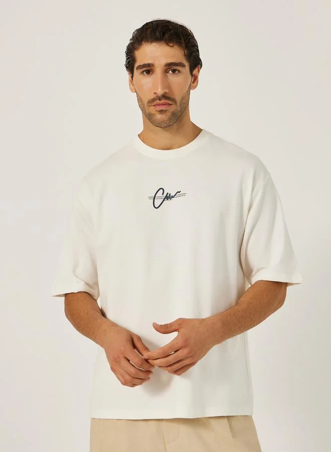 ستايلي تيشيرت أوفر سايز بياقة دائرية وطبعة شعار